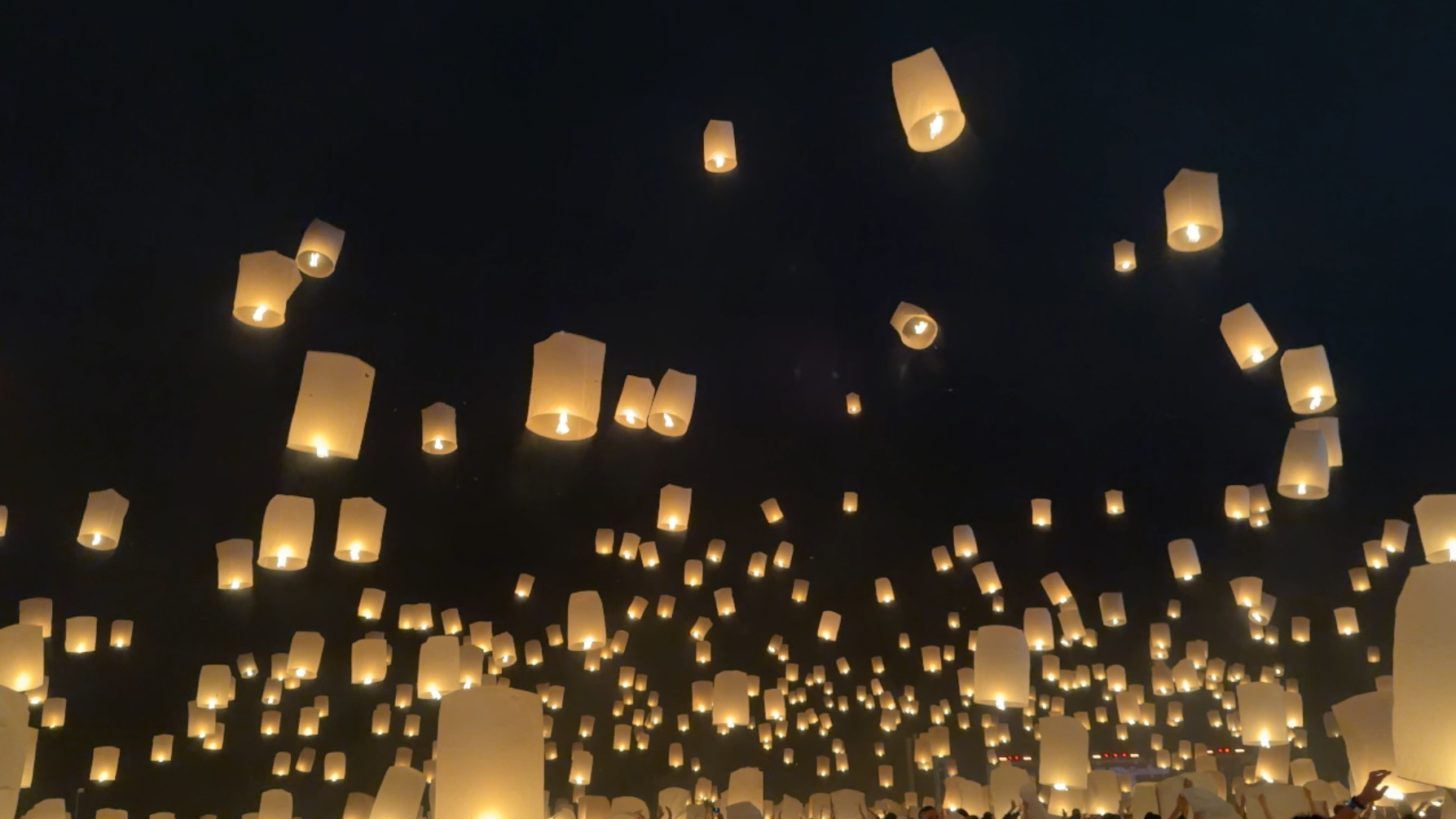 チェンマイのコムローイ祭りで夜空にランタンが舞い上がる様子