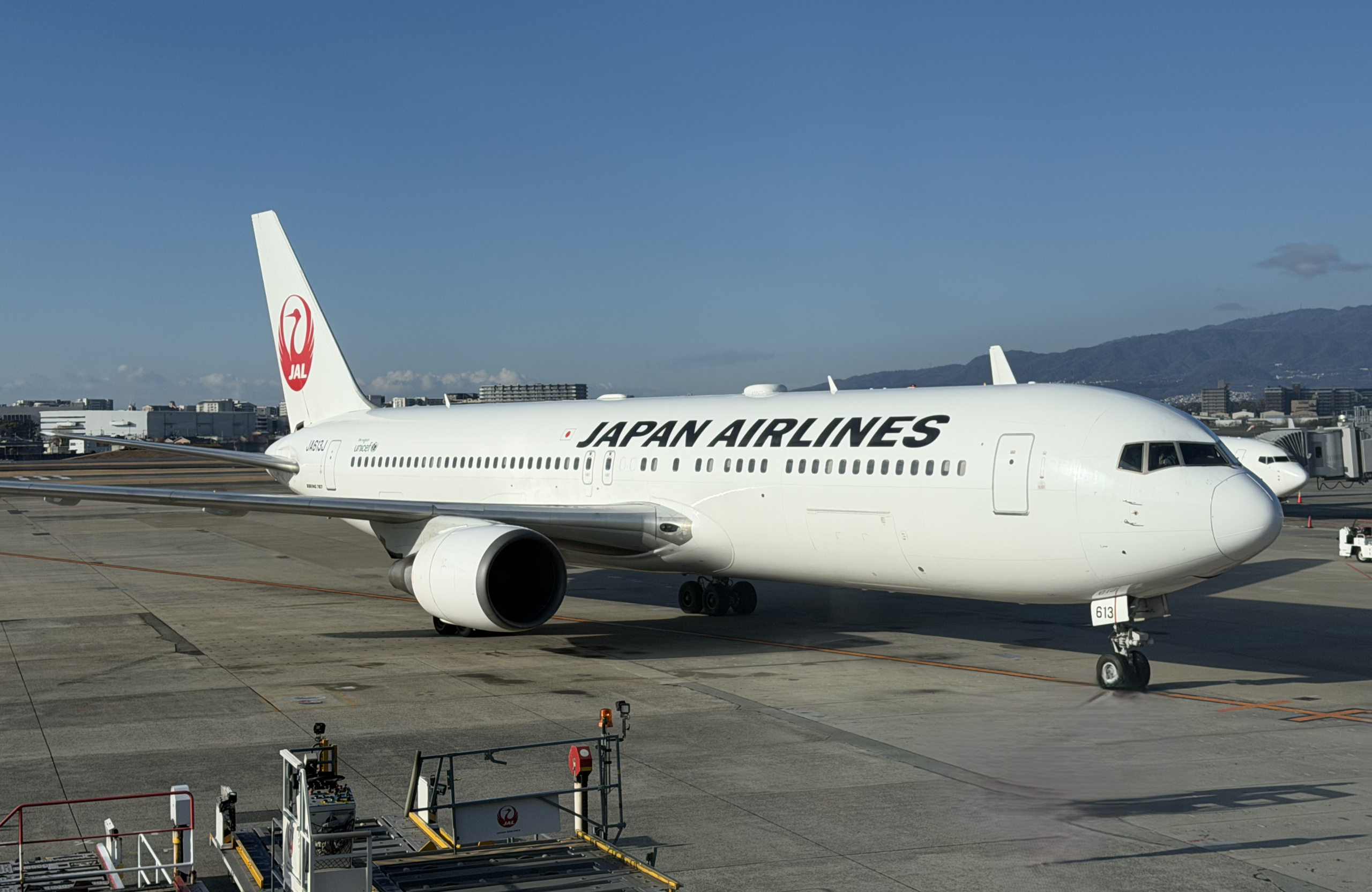 JAL B767-300 国内線 機体全景 空港に駐機する様子
