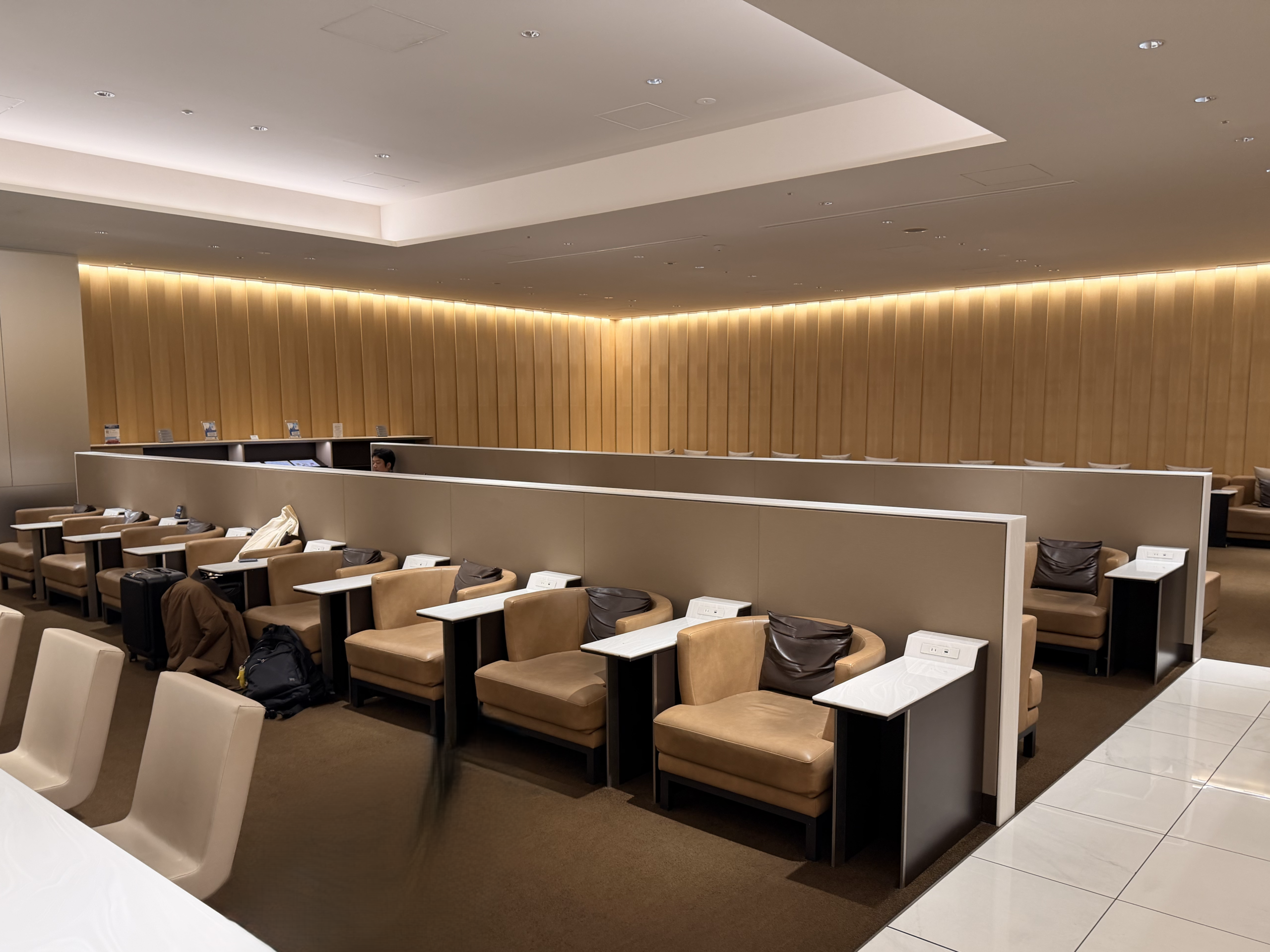 羽田空港第2ターミナルのANAラウンジ内観。ゆったりした座席が並ぶ落ち着いた空間