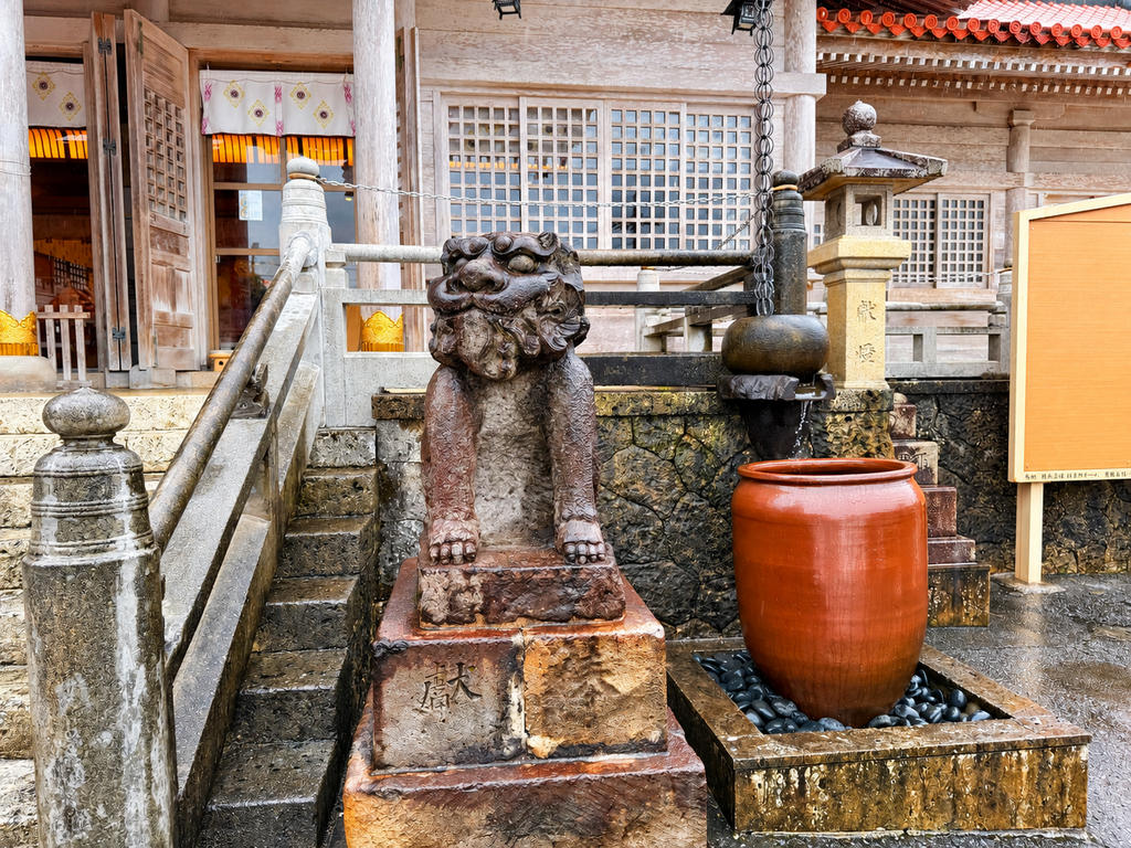 普天満宮本殿前の左右一対の龍