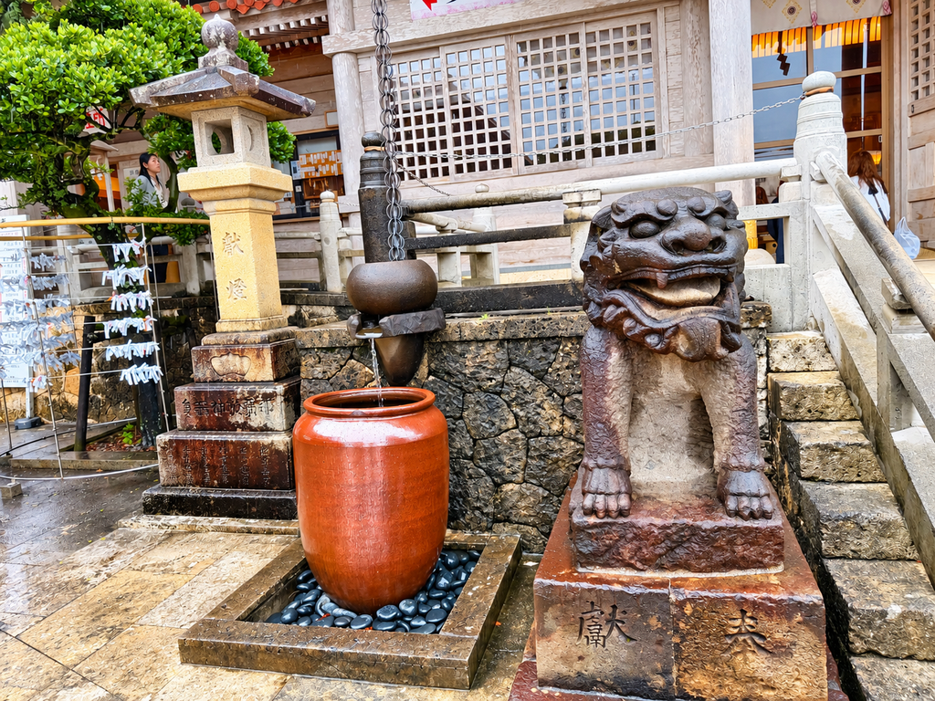 普天満宮本殿前の左右一対の龍