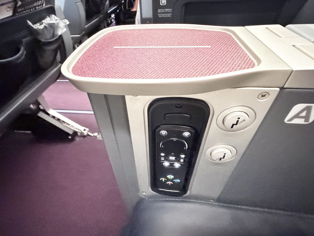 JAL A350クラスJ座席横のリクライニング操作パネルと小物置き