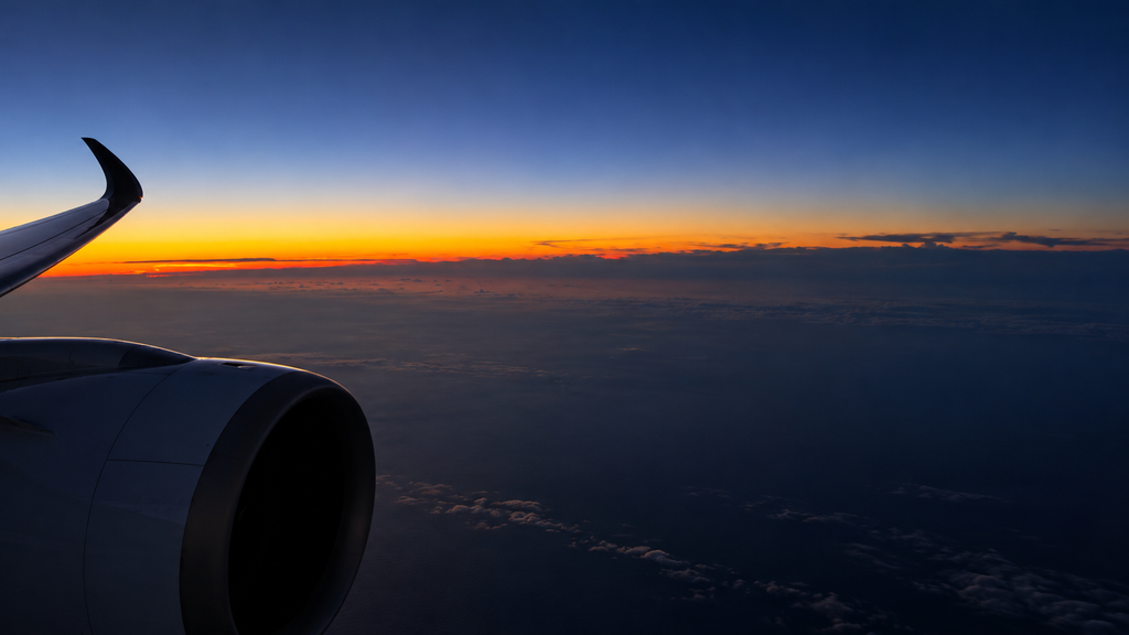 JAL A350の翼とエンジン越しに見る日没後の空