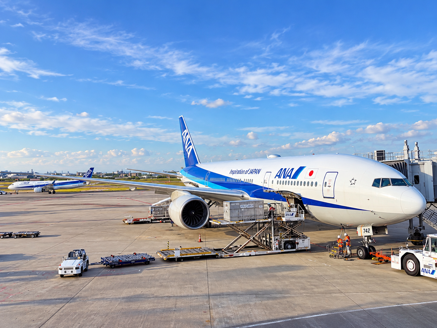 伊丹空港に駐機するANA B777-200ER（JA742A）の機体外観